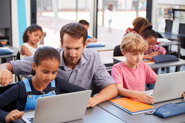 Paradoks Laptop Murah: Mengapa Chromebook yang Merajai Sekolah Negara Maju Justru Melukai Pendidikan di Indonesia?