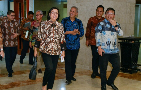 5 Potret Gaya Outfit Sri Mulyani, Menteri Keuangan yang Kena Reshuffle Kabinet