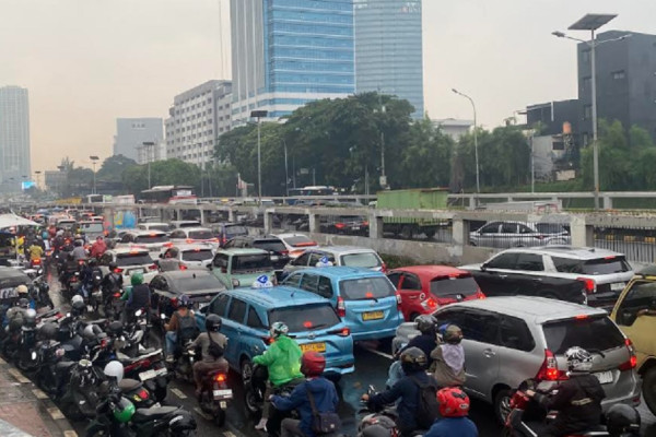 Jalan Gatot Subroto Macet Imbas Demo BEM SI di Gedung DPR