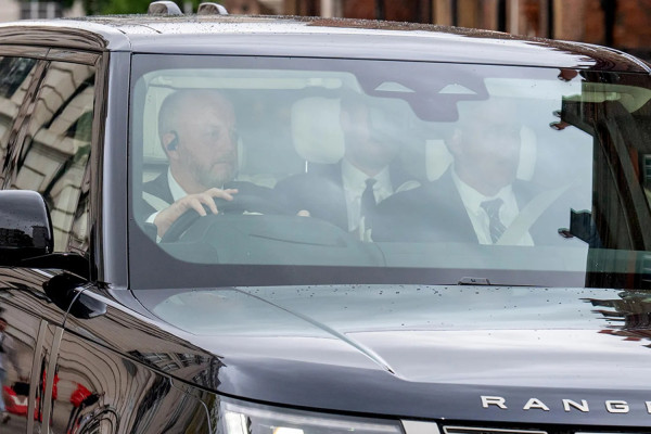 Pangeran Harry Akhirnya Bertemu Raja Charles III setelah 2 Tahun