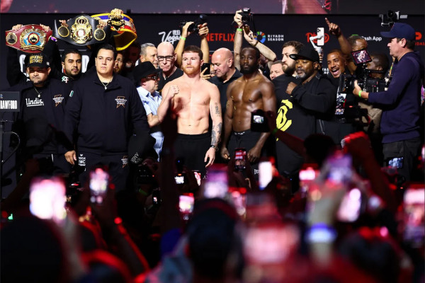 Dicemooh Fans Canelo, Terence Crawford Balas dengan Ciuman Perpisahan