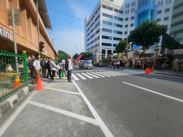 Pelican Crossing Stasiun Cikini Permudah Pengguna KRL, Pramono: Tidak Perlu Lagi Berputar Jauh