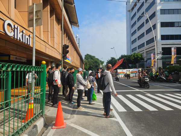 Pelican Crossing Stasiun Cikini Permudah Pengguna KRL, Pramono: Tidak Perlu Lagi Berputar Jauh
