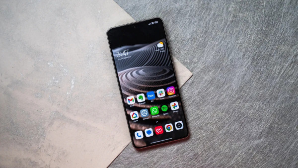 Perang Desain Punggung Ponsel: iPhone 17 Ubah Kamera Mahkota, Xiaomi Sulap Jadi Layar Kedua