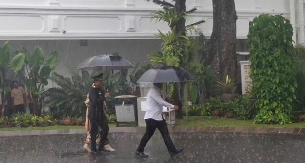 Ahmad Dofiri Tiba di Istana dengan Pakaian Dinas di Tengah Guyuran Hujan