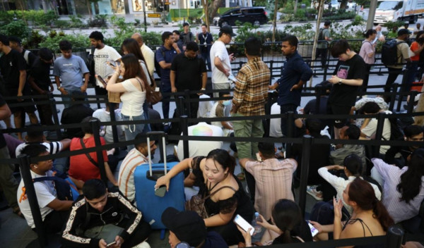 Fanboy Apple: Rela Begadang Semalaman di Singapura demi Gengsi Jadi yang Pertama Punya iPhone 17