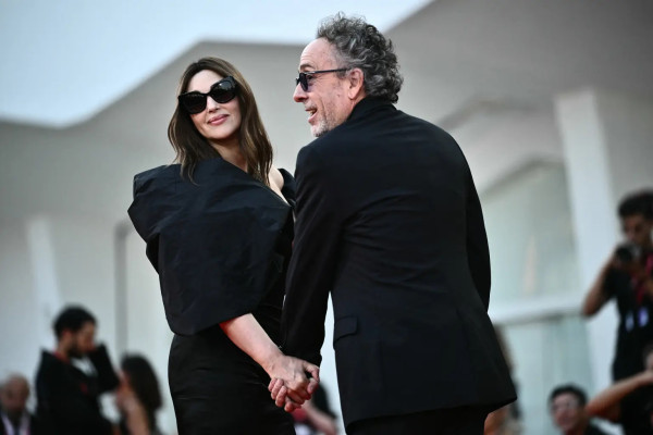 Tim Burton dan Monica Bellucci Berpisah setelah 3 Tahun Bersama