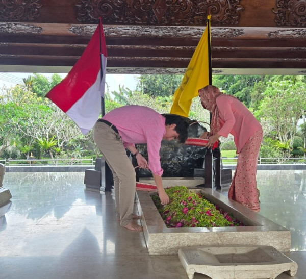 5 Potret Cantik Kartika Sari Dewi, Putri Soekarno yang Baru Berziarah ke Makam sang Ayah
