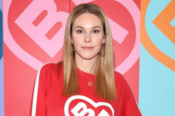 12 Artis Hollywood Mengidap Penyakit Lyme, Kondisi Bella Hadid Mengkhawatirkan