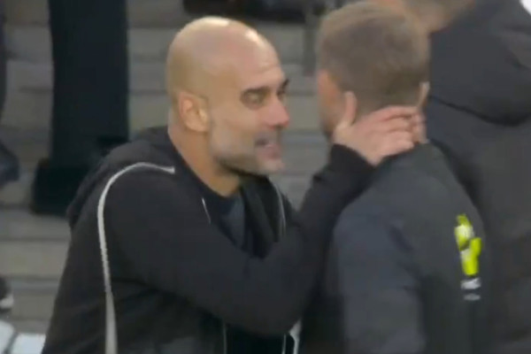 Drama dan Momen Aneh di Emirates: Guardiola Cium Wasit, Man City Catat Rekor Buruk