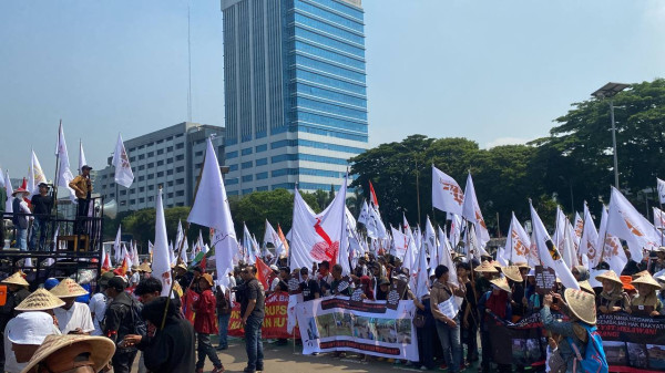 Jalan Gatot Subroto Arah Slipi Ditutup Imbas Demo Hari Tani Nasional di DPR