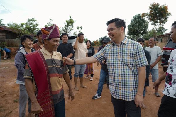 Bane Manalu Blusukan ke Sihaporas, Bagikan Sembako untuk Warga