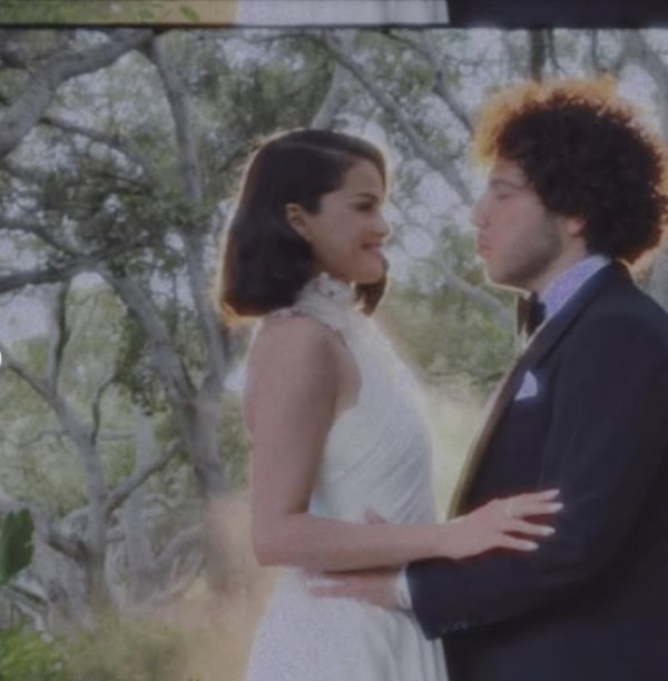 Resmi Menikah, Intip 5 Potret Selena Gomez dengan Gaun Pengantin Putih