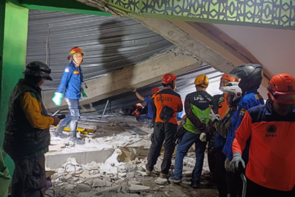 Bangunan Ambruk Ponpes Al Khoziny, 79 Santri Dirawat di RSUD dan RSI Siti Hajar