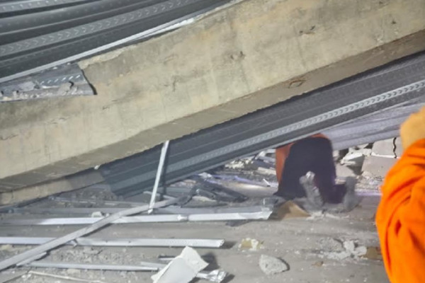 Mencekam! Penampakan Evakuasi Korban Reruntuhan Ponpes Al Khoziny Sidoarjo