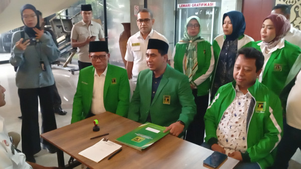 Sambangi Kemenkum, Gus Yasin Didampingi Rommy Serahkan Berkas Hasil Muktamar X PPP