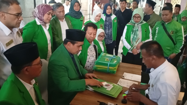 Sambangi Kemenkum, Gus Yasin Didampingi Rommy Serahkan Berkas Hasil Muktamar X PPP