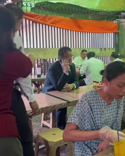 Santainya Menkeu Purbaya Makan di Warung Kaki Lima usai Rapat Danantara