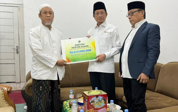Menag Tinjau Pesantren Al Khoziny, Salurkan Bantuan Rp610 Juta