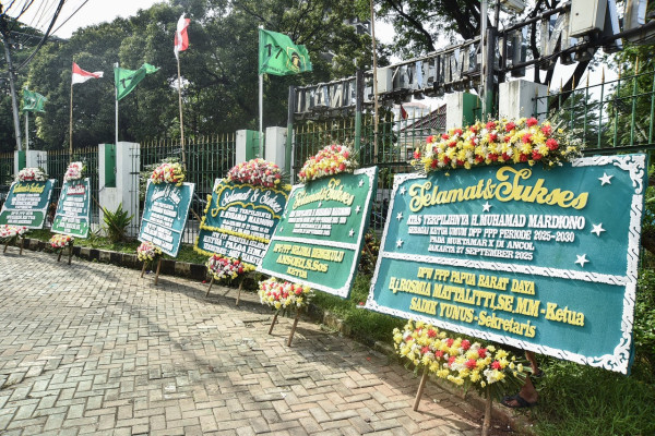 Puluhan Karangan Bunga Hiasi Kantor DPP PPP usai Mardiono Disahkan Jadi Ketum