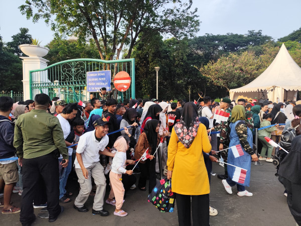 Jalan Kaki dari Tugu Tani, Ribuan Warga Serbu Monas Hadiri Perayaan HUT ke-80 TNI
