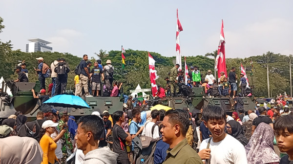 Panser Anoa hingga Tank Amfibi BMP-3F Marinir Jadi Spot Foto Warga di HUT ke-80 TNI