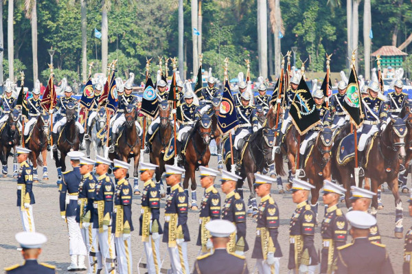 Detik-detik Prabowo Tiba di Monas Hadiri HUT ke-80 TNI Diiringi Pasukan Berkuda