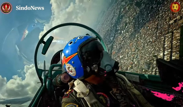 Atraksi Pesawat Tempur Pukau Masyarakat di HUT ke-80 TNI