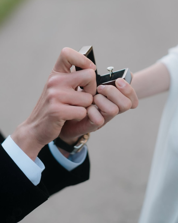 Wow! Harga Cincin Tunangan El Rumi untuk Syifa Hadju Nyaris Rp1 Miliar