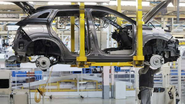 Badai PHK Massal Hantam Otomotif Eropa: Renault Siap Pangkas 3.000 Karyawan, Total Korban Tembus 34.000 Jiwa di 2025!