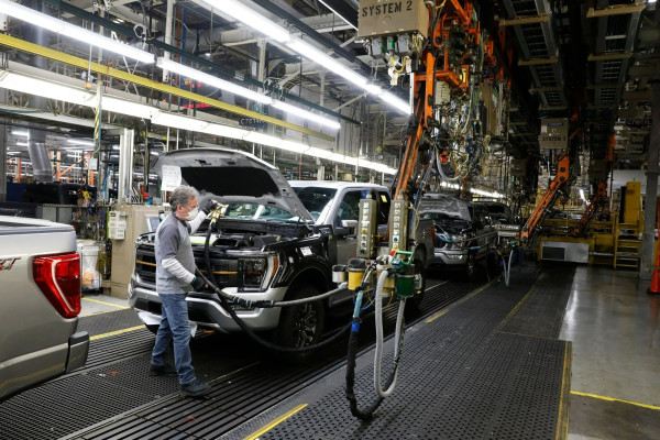 Pasar Mobil Listrik AS Tertinggal dari China & Eropa Akibat Perang Politik