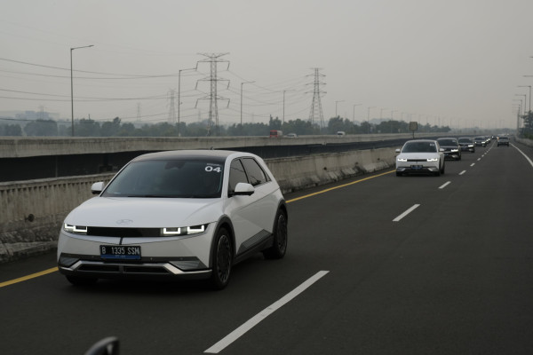 Perbandingan Tesla Model Y & 3 Standar 2025 vs Hyundai Ioniq 5