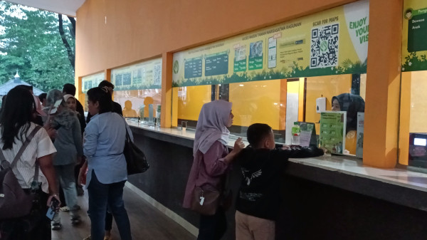 Uji Coba Wisata Malam Ragunan Tembus 2.900 Pengunjung