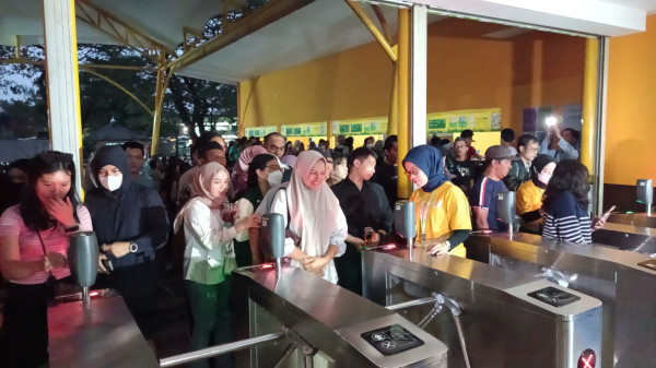 Uji Coba Wisata Malam Ragunan Tembus 2.900 Pengunjung