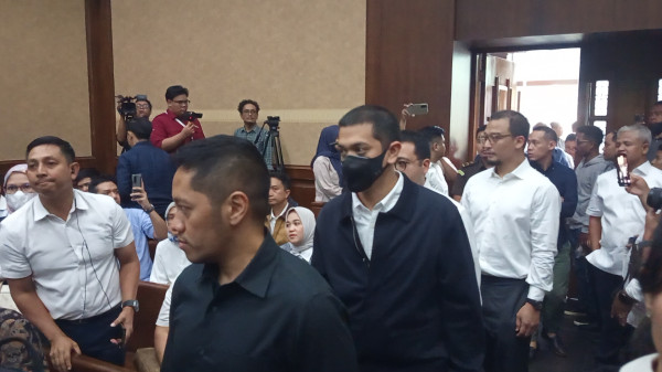 Penampakan Anak Riza Chalid Kerry Adrianto Jalani Sidang Dakwaan