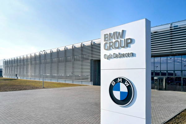 BMW Resmikan Pabrik Terminator, Dijalankan 1.000 Robot dan AI, Tanpa Manusia?