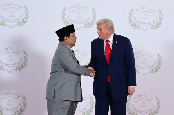 Momen Donald Trump 2 Kali Puji Prabowo di KTT Perdamaian Gaza
