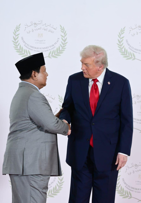Momen Donald Trump 2 Kali Puji Prabowo di KTT Perdamaian Gaza