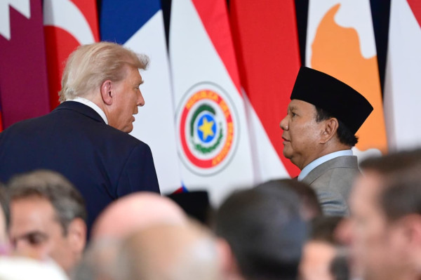 Momen Donald Trump 2 Kali Puji Prabowo di KTT Perdamaian Gaza