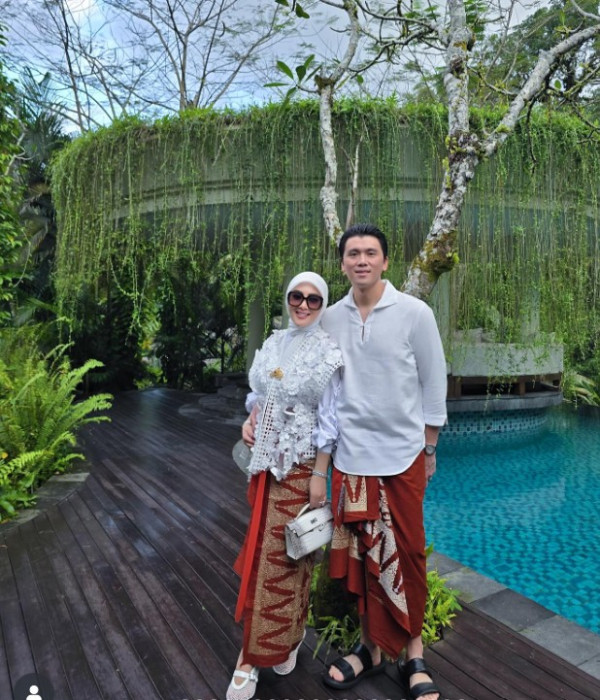Potret Mesra Syahrini dan Reino Barack Asyik Liburan di Bali, Kompak Berkain