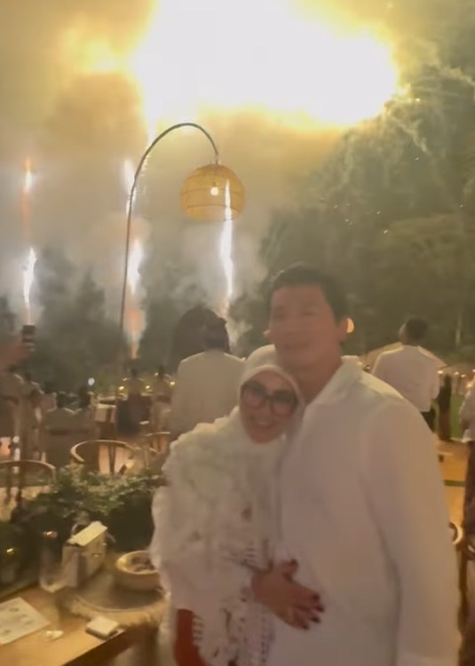 Potret Mesra Syahrini dan Reino Barack Asyik Liburan di Bali, Kompak Berkain