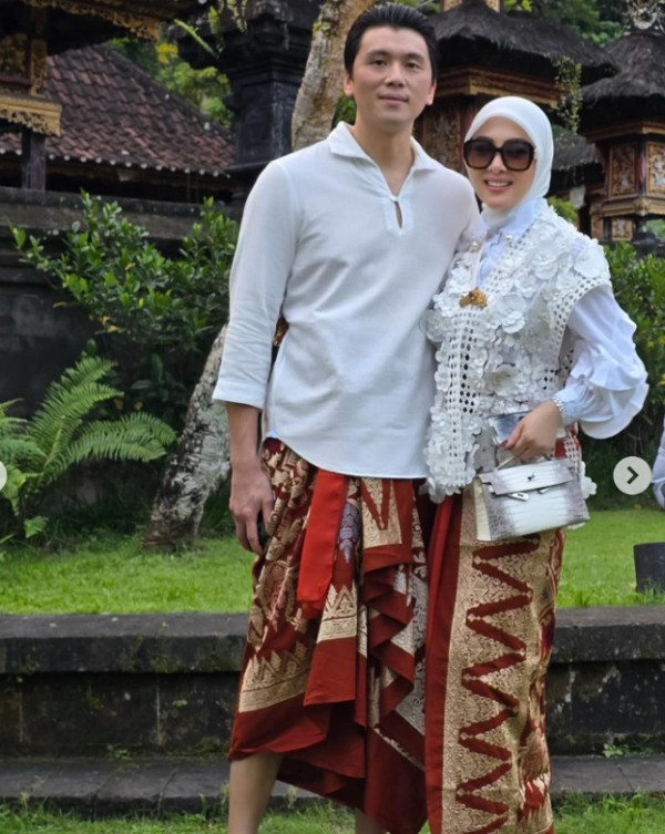 Potret Mesra Syahrini dan Reino Barack Asyik Liburan di Bali, Kompak Berkain