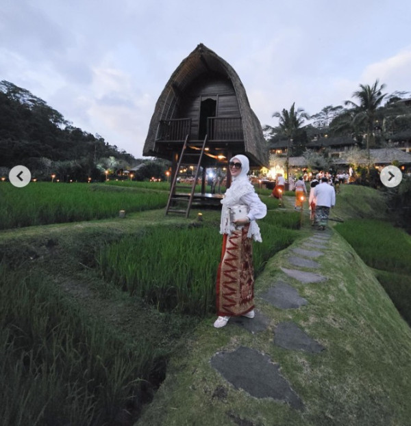 Potret Mesra Syahrini dan Reino Barack Asyik Liburan di Bali, Kompak Berkain