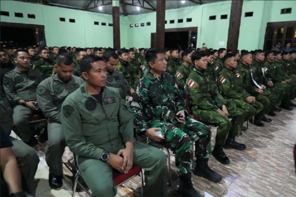 Momen Menhan Telepon Presiden Prabowo usai Doa Bersama Bersama Prajurit TNI di Papua