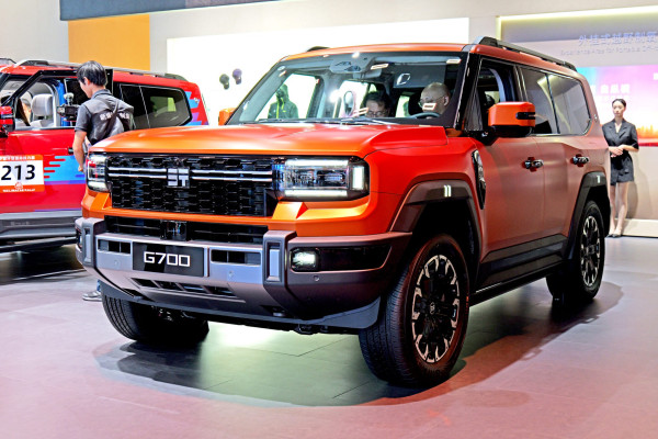BYD U8 (1200 HP) vs Jetour G700 (892 HP) Adu Berenang, Siapa Paling Nekat?