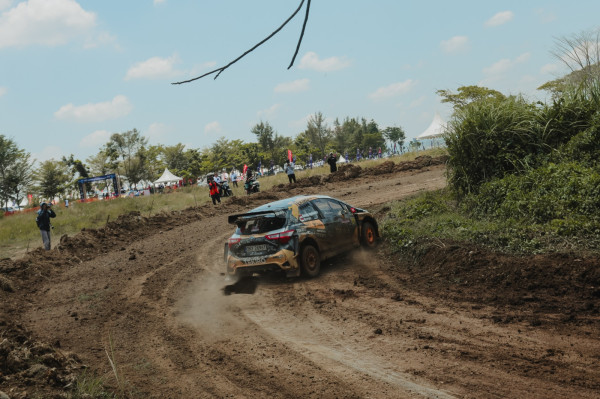 Sirkuit Kolam Lumpur di Semarang, Dewa United Motorsports Malah Kunci Juara Nasional Tim Rally 2025!
