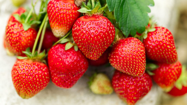 Dari Tomat hingga Stroberi, Ini 5 Buah Merah Penyelamat Jantung Anda