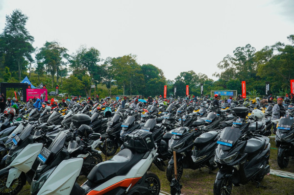Gila! Polytron Pamer Dominasi, 40.000 Unit di Jalan dan 300+ Motor Pecahkan Rekor MURI di Sumedang!