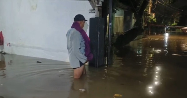 Banjir Kiriman Setinggi 1 Meter, Warga Pejaten Timur Mengungsi