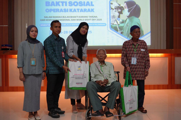Kemensos Gandeng PERDAMI dan AMCF Gelar Operasi Katarak Gratis bagi Lansia di Palembang